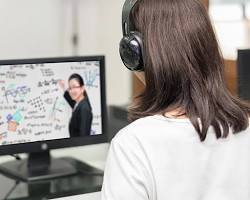 Hình ảnh về Instructor teaching online class